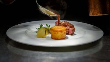 Feines Gericht mit Soße wird im Burghotel Staufeneck angerichtet