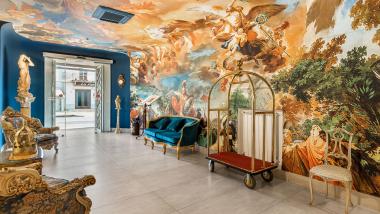 Lobby elegante con affreschi e mobili antichi all'Hotel Regina Caserta