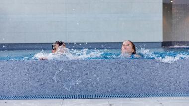 Kinder planschen im Pool des Pfalzblick Wald Spa Resorts