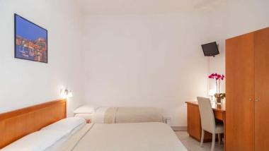 Camera d'hotel semplice con due letti all'Hotel Viola Gaeta