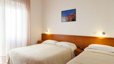 Camera con letto matrimoniale e singolo all'Hotel Viola Gaeta