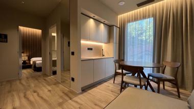 Soggiorno moderno con cucina e zona pranzo in Evangelisti Palace Suite & Apartaments