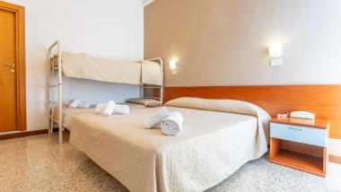 Camera d'albergo con letto matrimoniale e letto a castello a Le Rose Nuove Viserba
