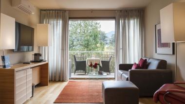 Gemütliches Zimmer mit Balkon im Hotel Mignon Meran Park & Spa mit Gartenblick