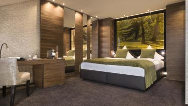 Modernes Doppelzimmer im Land & Golf Hotel Stromberg mit Naturbild als Kopfteil