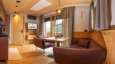 Gemütlicher Essbereich im Hochfeldhof mit Holzmöbeln und Blick ins Grüne