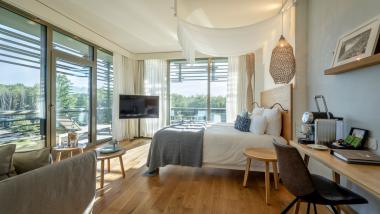 Modernes Hotelzimmer im Seezeitlodge Hotel & Spa mit Blick ins Grüne