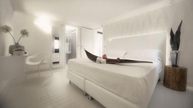 Camera da letto moderna e luminosa al Q Hotel con arredi bianchi