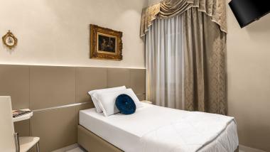 Camera singola elegante all'Hotel Regina Caserta con televisore a parete