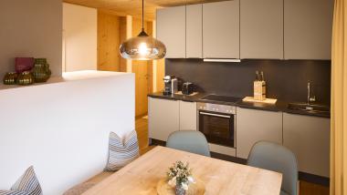 Moderne Küche und Essbereich im Hochfeldhof mit Holzdetails und schlichtem Design