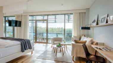 Modernes Hotelzimmer im Seezeitlodge Hotel & Spa mit Balkon und Seeblick