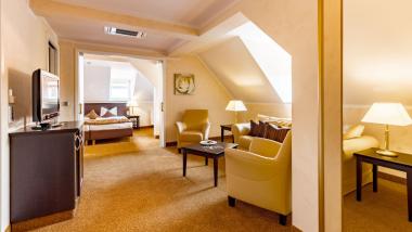 Gemütliche Suite im Burghotel Staufeneck mit Sitzecke und Schlafzimmer