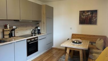 Moderne Küche mit Essbereich im Hochfeldhof