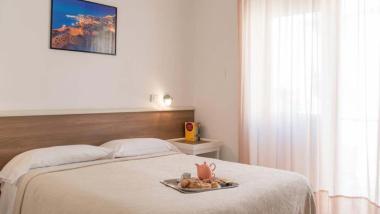 Camera doppia luminosa con vassoio per la colazione all'Hotel Viola Gaeta