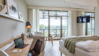 Modernes Hotelzimmer mit Balkon im Seezeitlodge Hotel & Spa