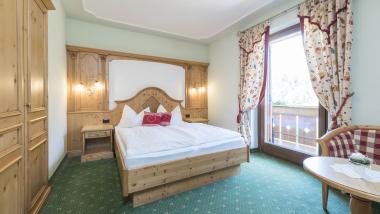Gemütliches Hotel Waldsee Zimmer mit Holzdekoration und Balkon