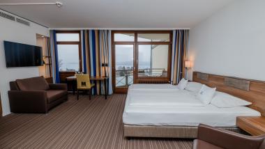 Modernes Hotelzimmer im Parkhotel St. Leonhard Überlingen mit Balkon und Seeblick