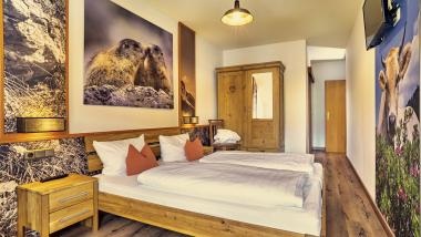 Gemütliches Doppelzimmer im Hammerhof Bodenmais mit Naturmotiven an den Wänden
