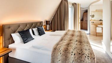 Gemütliches Zimmer mit Doppelbett im Burghotel Staufeneck