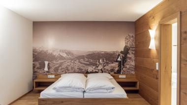 Unordentliches Bett im Sporthotel Silvretta Montafon Gaschurn mit Sonnenlicht