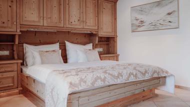 Gemütliches Schlafzimmer mit Holzmöbeln in Das Verwall Lech