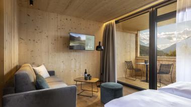 Der Dolomitenhof ***S gemütliches Zimmer mit Balkon und Bergblick