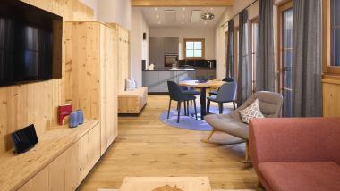 Wohn- und Essbereich mit Holzinterieur im Hochfeldhof
