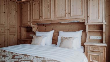 Gemütliches Schlafzimmer mit Holzvertäfelung im Hotel Das Verwall Lech