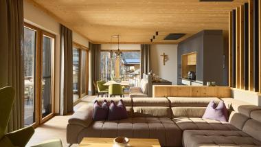 Moderne Wohnzimmeransicht mit Sofa und Essbereich im Hochfeldhof