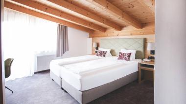 Der Dolomitenhof ***S gemütliches Doppelzimmer mit Holzbalkendecke