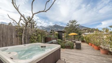 Hotel Mignon Meran Park & Spa Terrasse mit Whirlpool und Bergblick