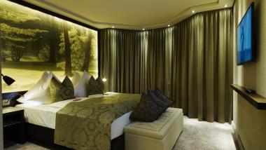 Modernes Hotelzimmer mit Doppelbett im Land & Golf Hotel Stromberg