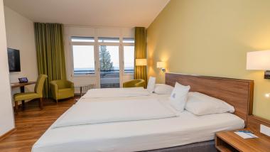 Modernes Doppelzimmer im Parkhotel St. Leonhard Überlingen mit Balkon und Seeblick