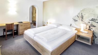 Licht auf zerknitterter Bettwäsche im Sporthotel Silvretta Montafon Gaschurn