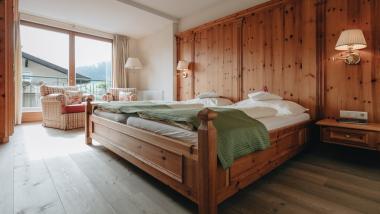 Gemütliche DER GREIL Holzwand mit rotkariertem Kissen