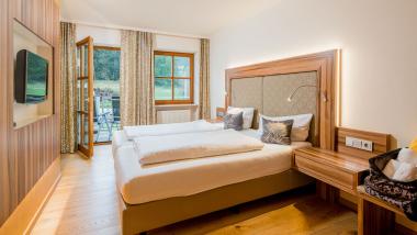 Modernes Doppelzimmer im Hammerhof Bodenmais mit Balkon und Blick ins Grüne