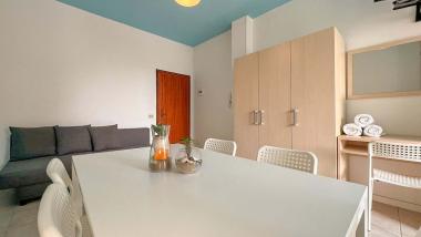 Vista interna della sala da pranzo a Evangelisti Casa a Bellaria-Igea Marina con tavolo e sedie.