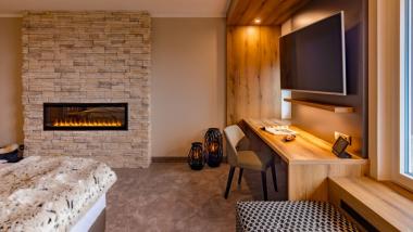 Gemütliches Zimmer mit Kamin und Schreibtisch im Burghotel Staufeneck