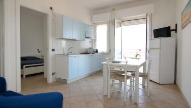 Evangelisti Casa Bellaria-Igea Marina cucina luminosa con sedia blu