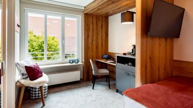 Gemütliches Zimmer mit Holzvertäfelung im Burghotel Staufeneck