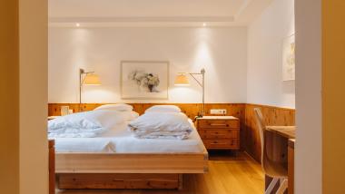 Hotel Aurora gemütliches Zimmer mit Doppelbett und Holzmöbeln