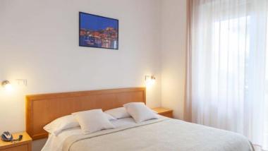 Camera semplice e pulita all'Hotel Viola Gaeta con letto matrimoniale e pareti chiare