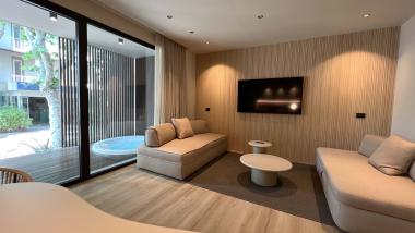 Soggiorno della Evangelisti Palace Suite & Apartaments con divani e TV