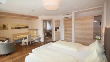 Geräumiges Hotelzimmer im Hotel Bercher mit Doppelbett und Sitzbereich