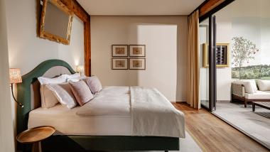 Modernes Schlafzimmer im Castel Sallegg mit Zugang zur Terrasse und Blick ins Grüne