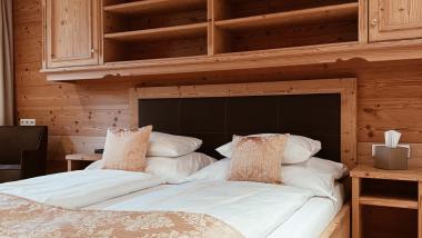 Gemütliches Schlafzimmer mit Holzvertäfelung bei Das Verwall Lech