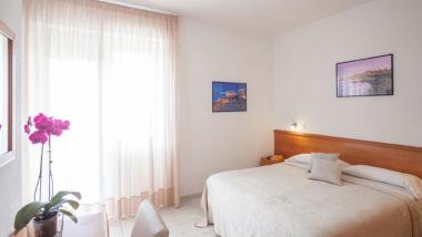 Camera luminosa con letto matrimoniale presso Hotel Viola Gaeta