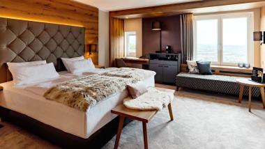 Modern eingerichtetes Schlafzimmer im Burghotel Staufeneck mit großem Bett und Fensterbank