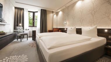 Gemütliches Schlafzimmer im Land & Golf Hotel Stromberg mit Doppelbett und Schreibtisch