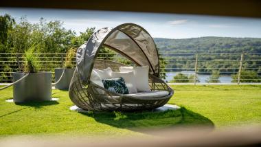 Seezeitlodge Hotel & Spa Außenliege mit Blick auf See und Wald
